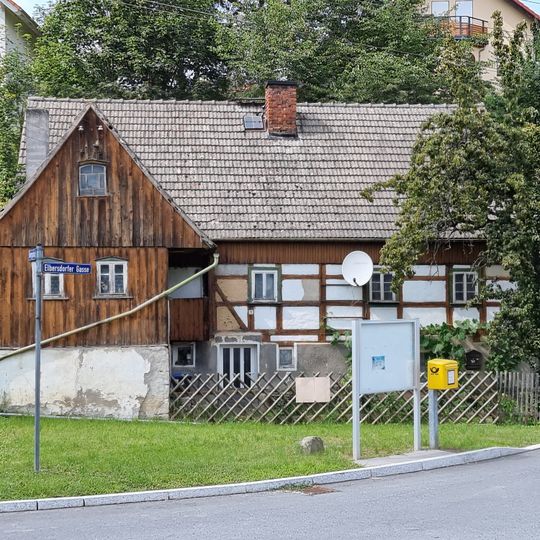 Wohnhaus und Scheune im Hakengrundriss Bergstraße 2