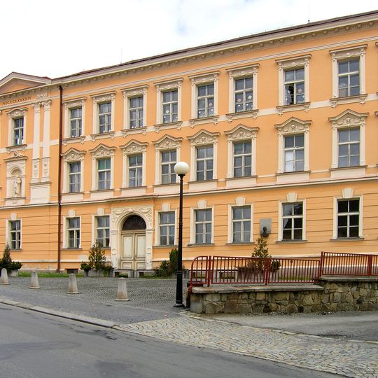 Základní škola s ohradní zdí