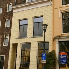 Pand met gepleisterde gevel en rechte kroonlijst