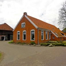 Boerderij met zijbaander en woondeel met rechte top