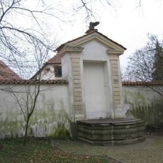 Kaplička s kašnou u zdi zámeckého parku v Benátkách nad Jizerou