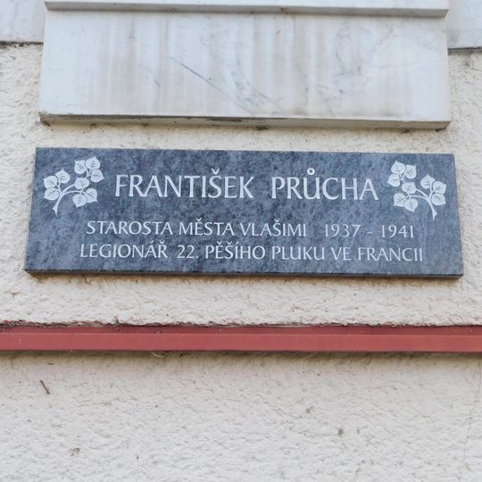 Pamětní deska Františka Průchy na Husově domě ve Vlašimi
