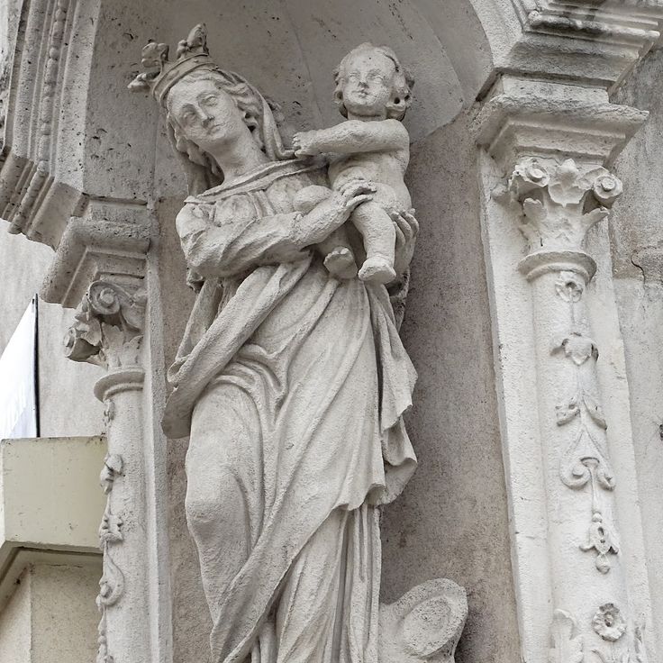 Statue of the holy virgin with the child
