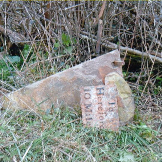 Milestone, Swanstone Cottages, opp.  orchards