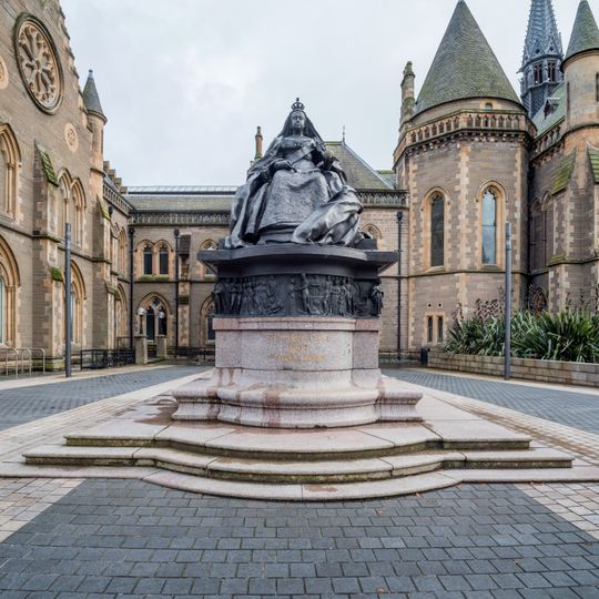 Dundee, Albert Square, Queen Victoria's Statue