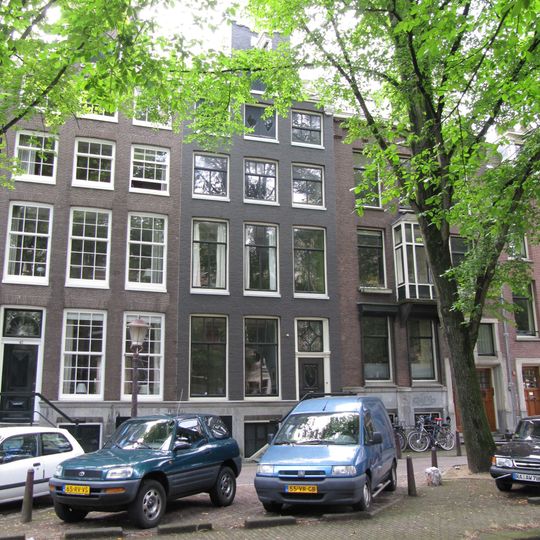 Pand met rijk gebeeldhouwde halsgevel