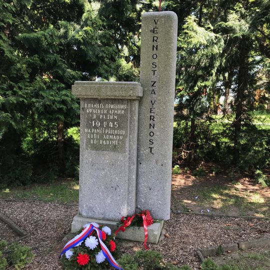 Pomník osvobození v parku v Školní ulici v Radimi