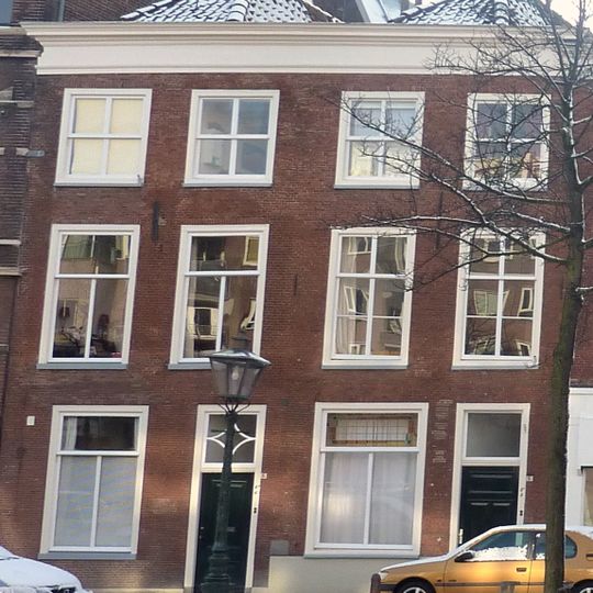 Pand met gevel met rechte kroonlijst, voortzetting met nr 6