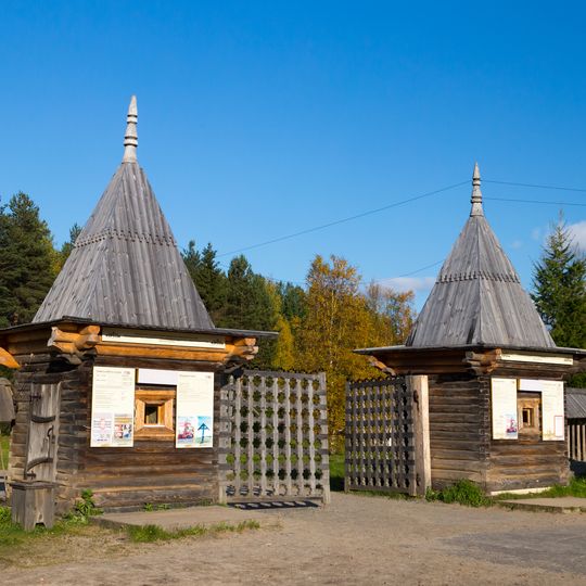 Ограда с башенками и воротами