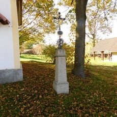 Kříž u kaple ve Vraždových Lhoticích