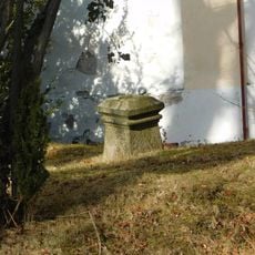 Kříž u kostela ve Velkých Popovicích