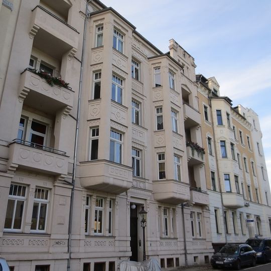 Mietshaus in geschlossener Bebauung Lotharstraße 7