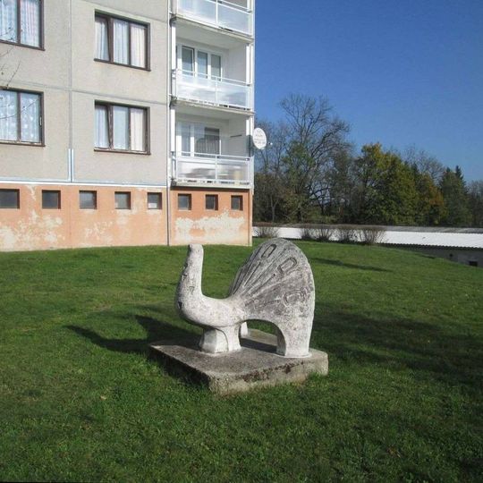 Socha Páv v Družstevní ulici v Nepomuku