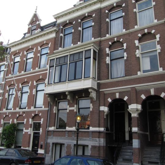 Pand in neo-renaissance trant met souterrain, ontlastingsbogen met blokken en brede erker op versierde consoles