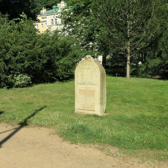 Pomník zaniklé synagogy v parku Střed v Mariánských Lázních