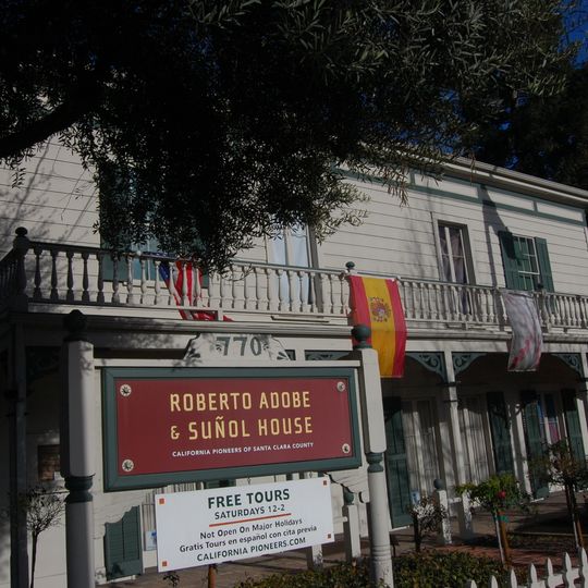 Roberto Adobe & Suñol House