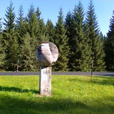 Plastika u parkoviště v sedle Skřítek