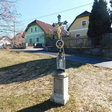 Kříž u rybníka na návsi v Ústí