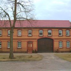 Wohnhaus (mit Durchfahrt) eines Bauernhofes und Feldscheune Dorfstraße 74