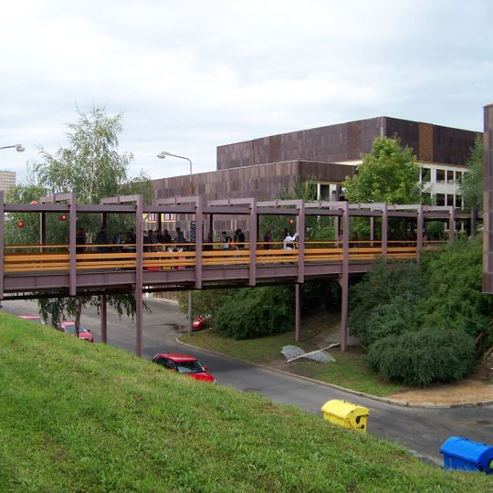 Západní lávka přes obslužnou komunikaci v depu Hostivař