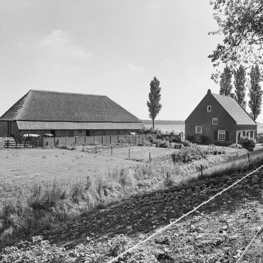 Woonhuis met aangebouwd zomerhuis en de grote schuur met rieten dak