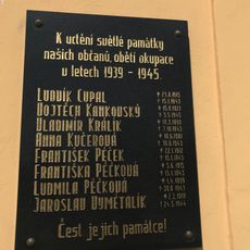 Pamětní deska obětem 2. světové války na budově školy ve Velehradě