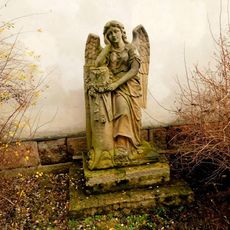 Socha anděla u kostela Nejsvětější Trojice v Hostinném