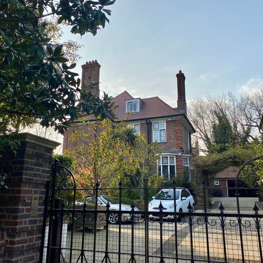 15, Templewood Avenue