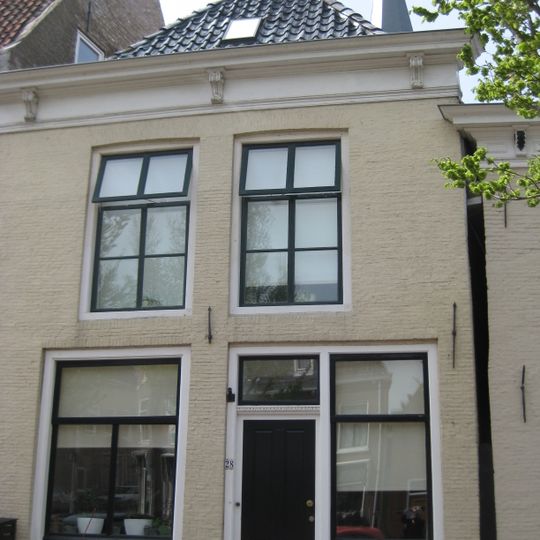 Eenvoudig huis met recht afgesloten gevel en gesneden deurkalf