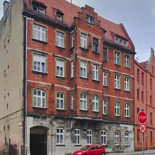 Bryła i elewacja frontowa kamienicy przy ul. Pawła Stalmacha 18 w Chorzowie