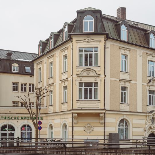 Wohn- und Geschäftshaus