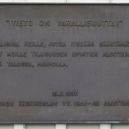 Hauhon keskikoulun -muistolaatta: Tieto on varallisuutta!
