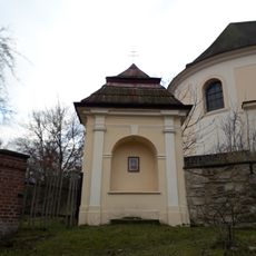 Kaplička v Úterý u kostela