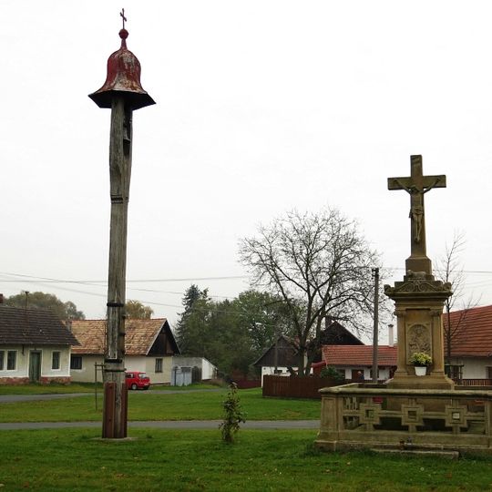 Zvonička s křížem