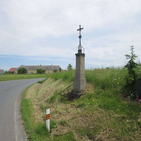 Kříž jižně od Svéradic