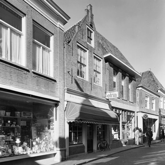 Pand met eenvoudige bakstenen topgevel met treden ter halverhoogte