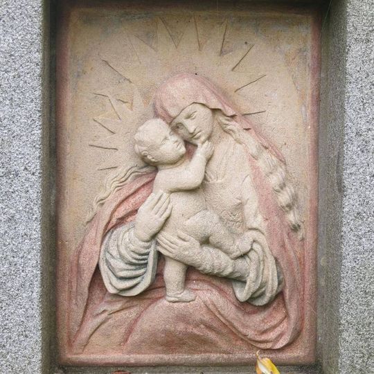 Kaplička u studánky u kostela Navštívení Panny Marie v Křešicích