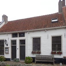 Klein dwarshuis onder zadeldak tussen puntgevels