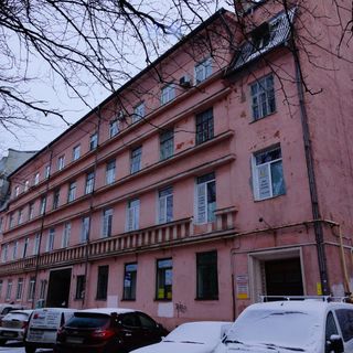 Здание переговорного пункта «Прегель» с барельефами «Связь людей посредством телефона» (Калининград)