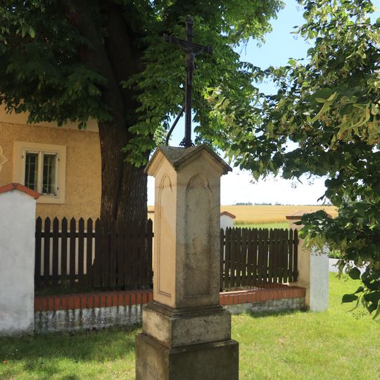 Křížek u vchodu do areálu ctěnického zámku