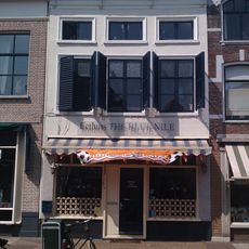 Pand met gepleisterde lijstgevel met consoles en houten, geprofileerde vensteromlijstingen