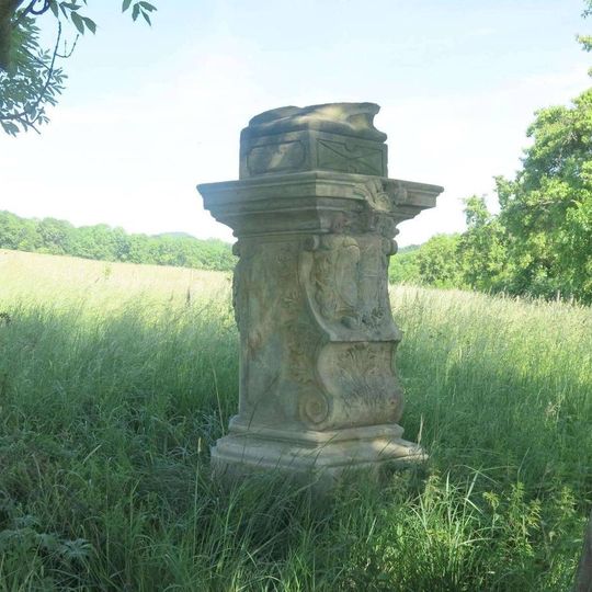 Podstavec odstraněné sochy svatého Josefa na rozcestí západně od Milešova
