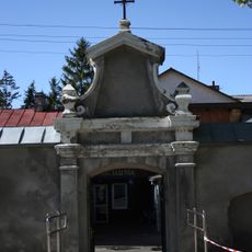Mur cmentarza kościelnego z bramką
