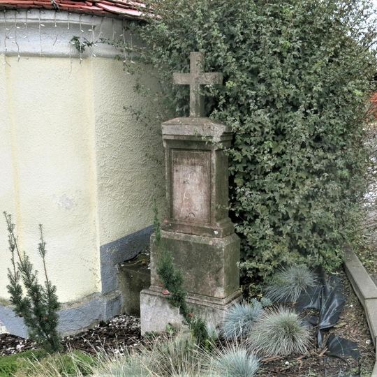 Kříž u kaple v Chýnicích