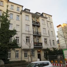 Mietshaus in geschlossener Bebauung konzipiert, mit Vorgarten Lohrstraße 36