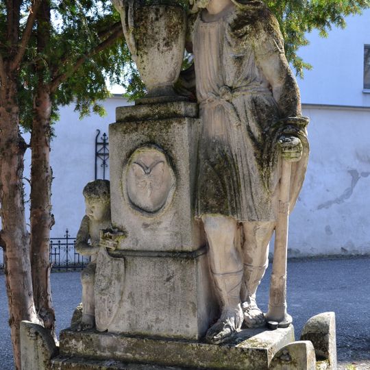 Ev. cintorín Kozia brána, náhrobník so sochami