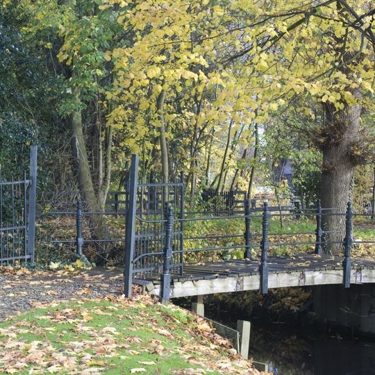 Hof van Moerkerken: brug met gietijzeren leuning en hek
