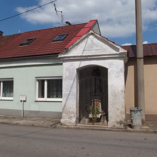 Výklenková kaplička se sochou Madony s děckem