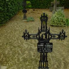 R.K. Kerkhof Sambeek: grafkruis van J. Clabbers
