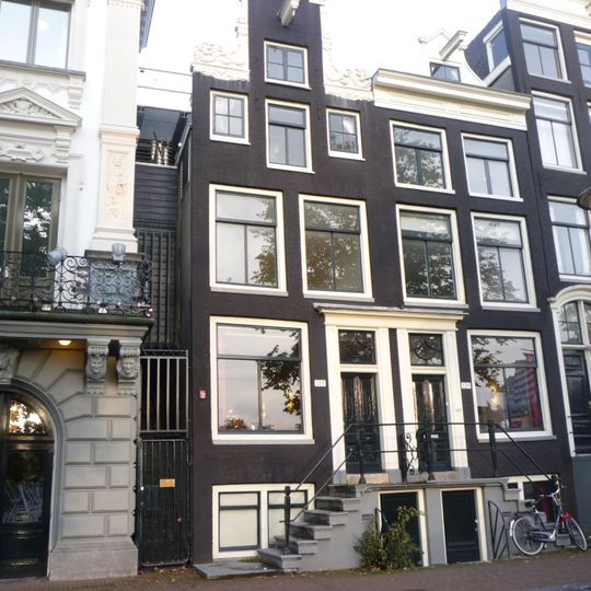 Pand met halsgevel met rijk gebeeldhouwde top